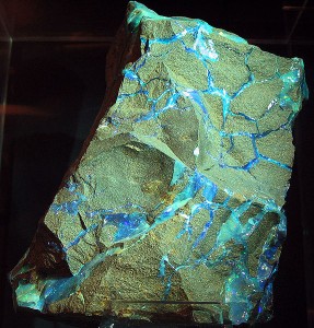 Ein blau-grüner Opal