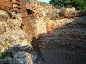 Bis heute stehen noch die Mauern des alten Camulodunum und lassen erahnen wie die Antike Stadt ausgesehen haben muss. "Camulodunum Roman Wall, Colchester" by Monika - originally posted to Flickr as Roman. Licensed under CC BY-SA 2.0 via Wikimedia Commons.