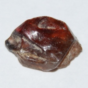 Ein Zirkon kann durchaus für einen Rubin gehalten werden.  Bild von Hi-Res Images of Chemical Elements (http://images-of-elements.com/zirconium.php) [CC-BY-3.0], via Wikimedia Commons