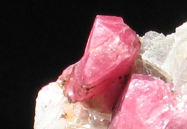 Coner Corundum Natürlicher Roter Rubin Raue Edelsteine ​​Probe Mineral Heilsteine ​​Natürliche Quarzkristalle